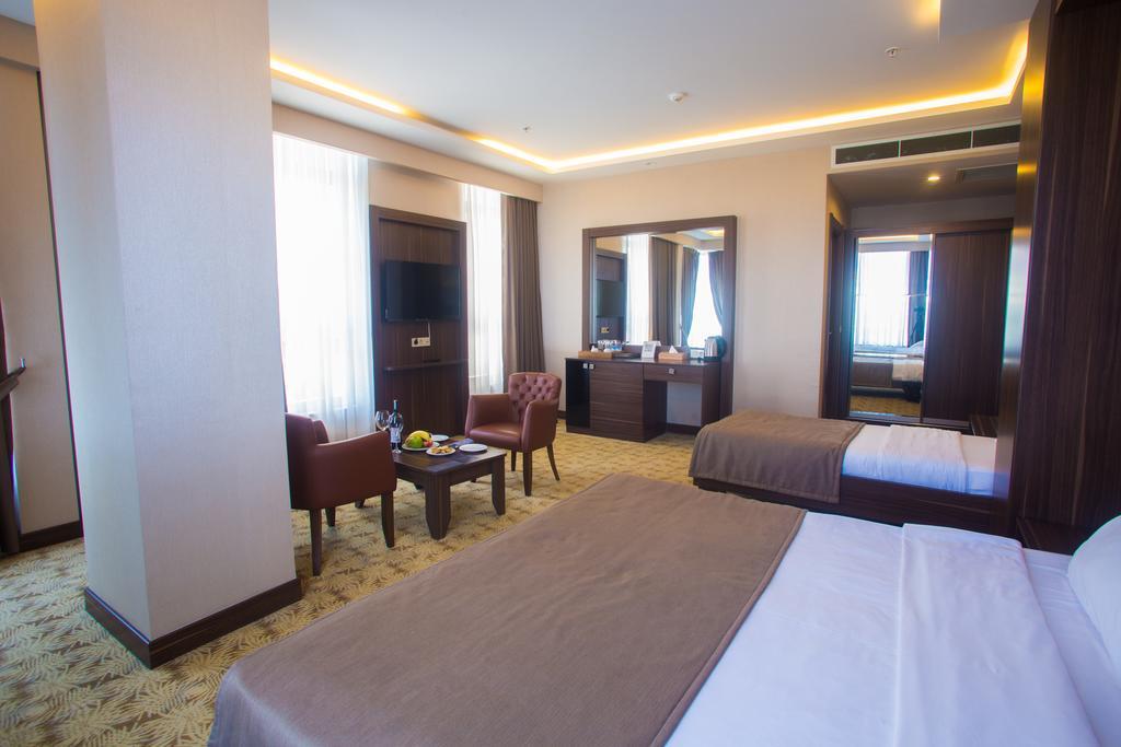 Баку на 5 дней. Виды города баку. Каспийское море баку. Renaissance palace baku. Баку башни пламени.