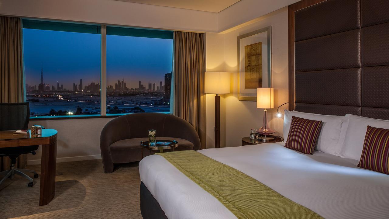 Дубай отель плаза. Кроун Плаза Дубай. Отель Плаза Дубай. Crowne Plaza Dubai Sheikh Zayed Road 5*. Crowne Plaza Sheikh Zayed,.