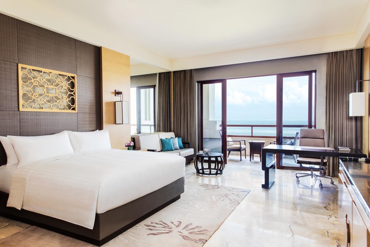 Jw marriott sanya dadonghai bay. Марриотт Хайнань. Марриотт Санья. JW Marriott Hotel Sanya Dadonghai Bay 5*. Марриотт Хайнань бассейн.