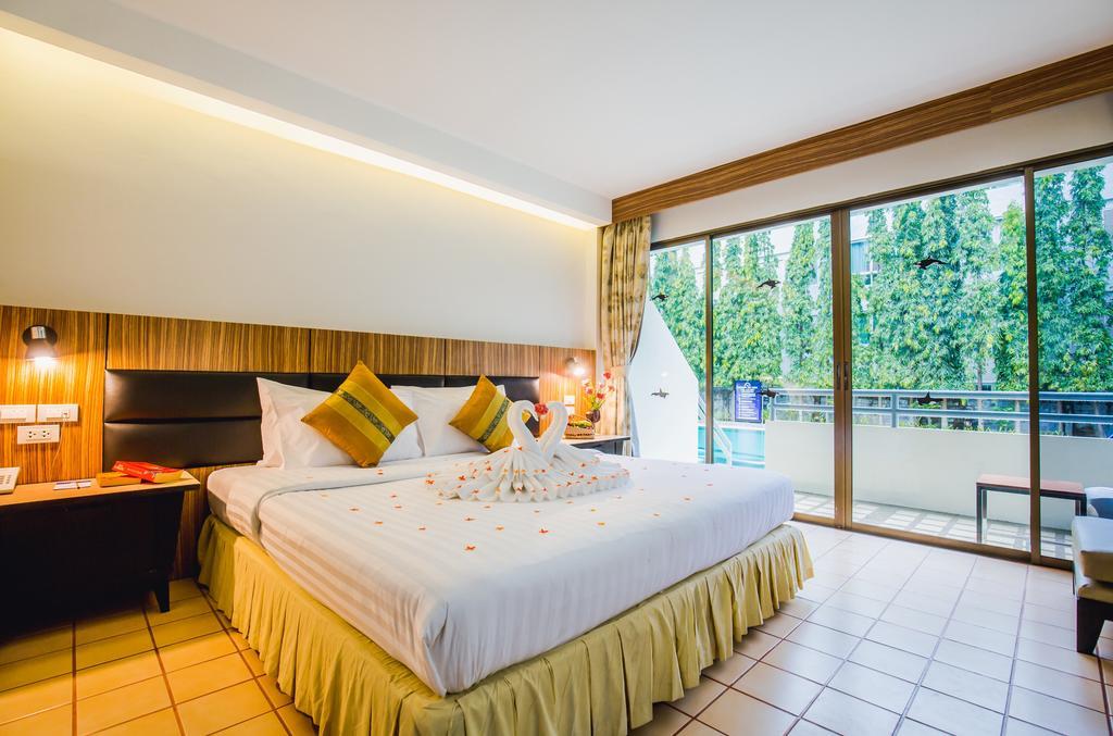 Отели 3 карон. Карон Бич Пхукет. Отель Пхукет Карон. Таиланд Карон отель. On Hotel Phuket 3 Карон.