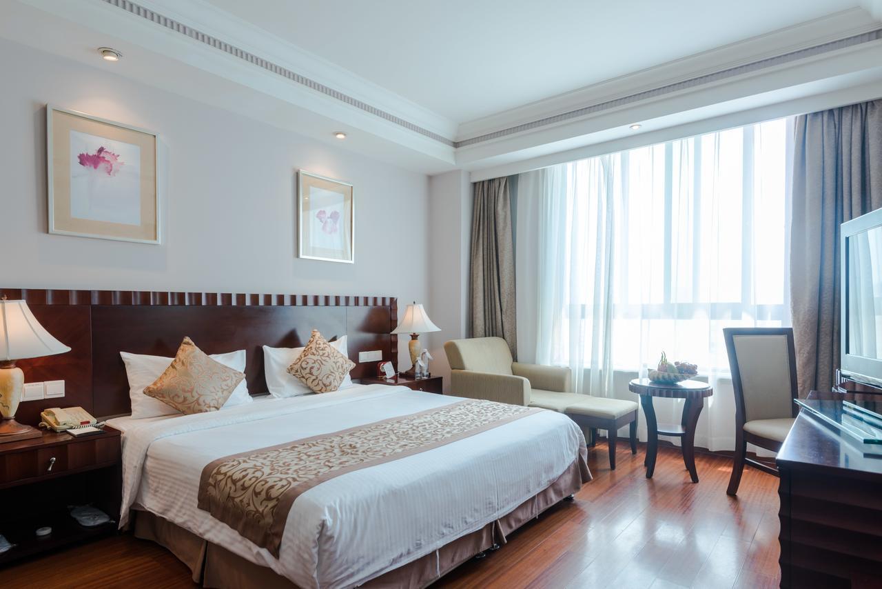 Baohong sanya. Sanya Jinjiang Baohong Hotel. Baohong Hotel Sanya 4. Sanya Jinjiang Baohong Hotel 4. Отель деревья Хайнань.