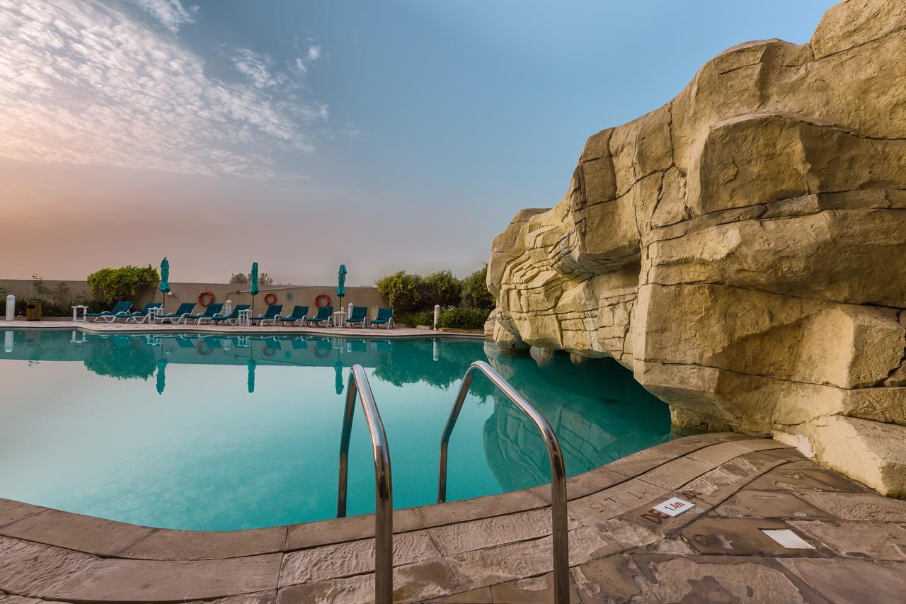 Дубай парк отель. Arabian Park Dubai. Отель парк Дубай. Arabian Park Dubai 3*. Arabian Park Edge by Rotana 3* (бар-Дубай).