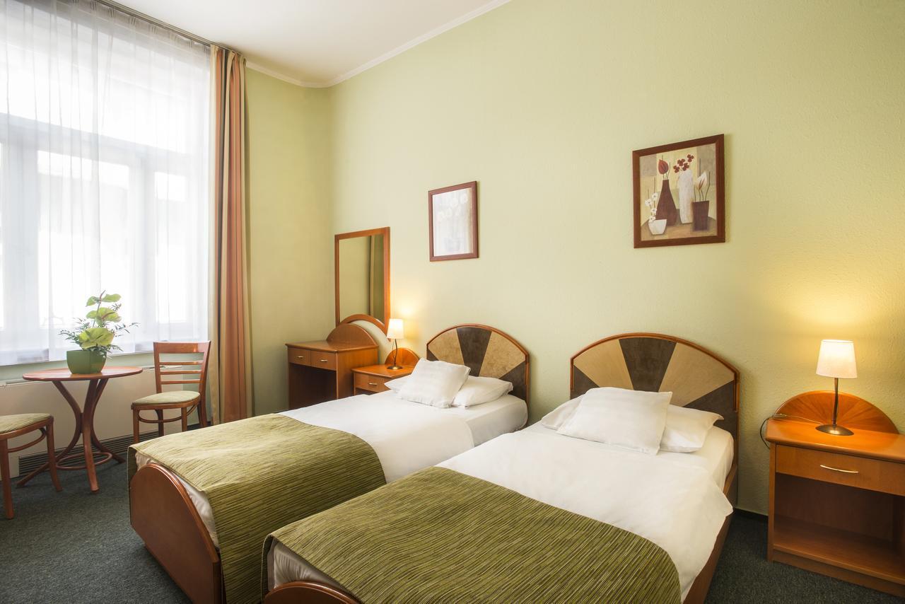 Budapest 3. Star City Hotel 3 Будапешт. Crystal Hotel 3 Budapest. Budapest 23.