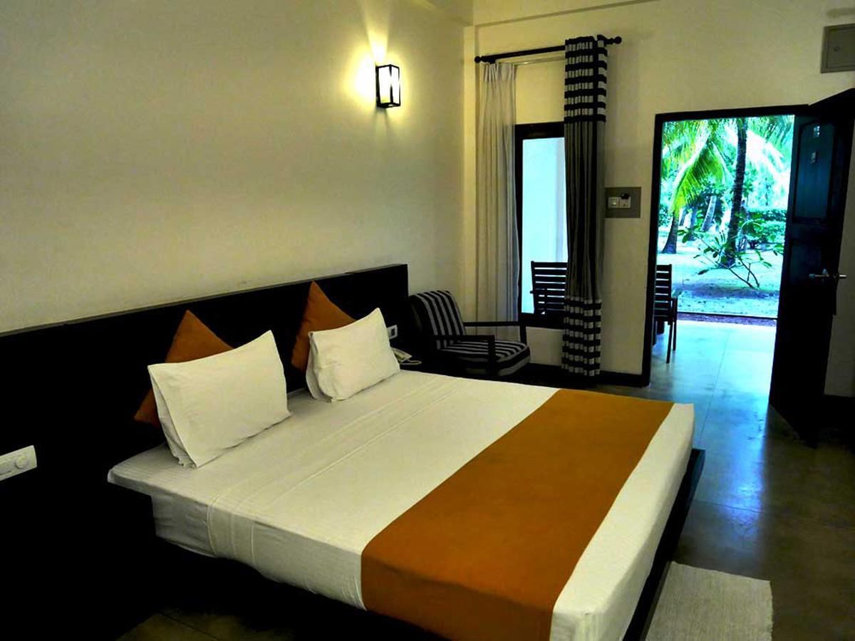 Paradise хиккадува. Lagoon paradise beach шри ланка. lagoon paradise beach resort 4 тангалле. lagoon paradise beach resort 4. lagoon paradise beach resort 3*.