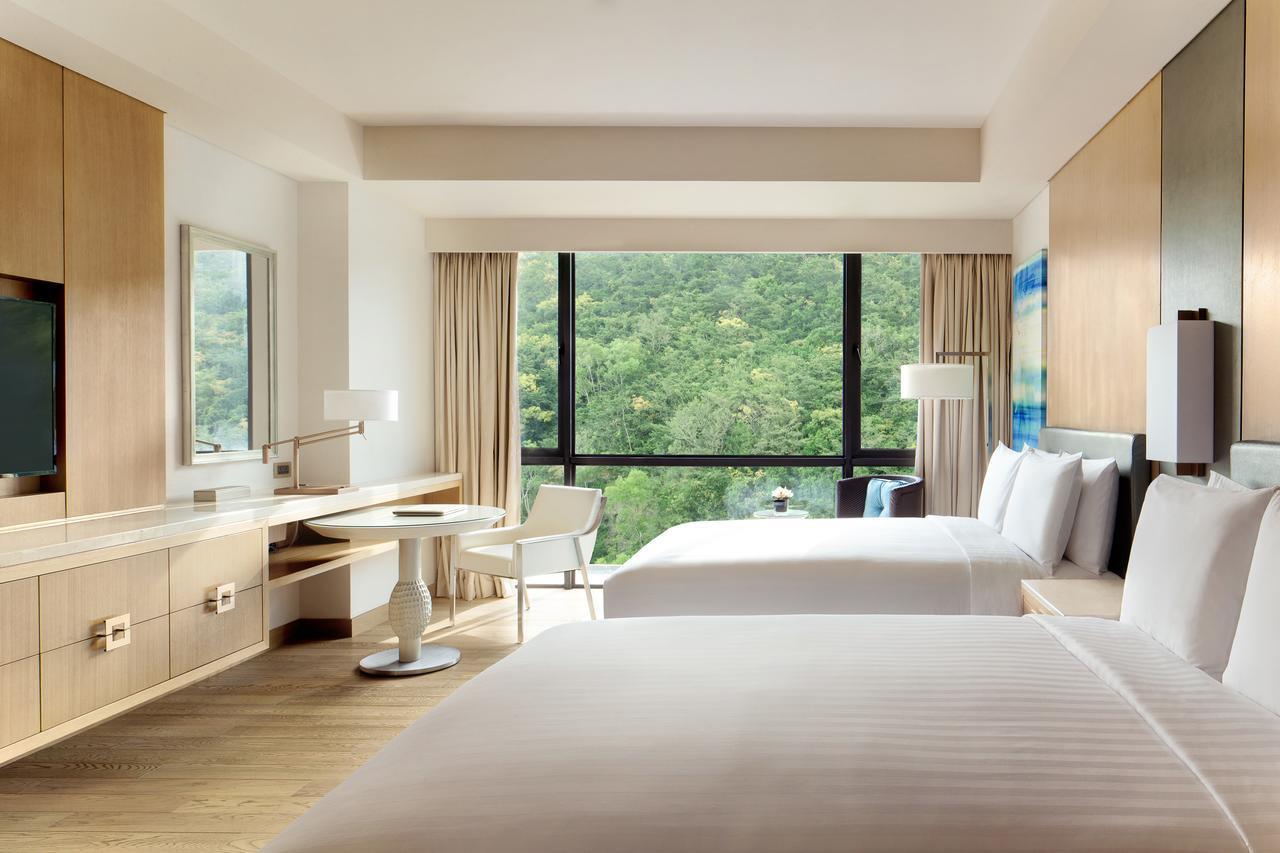 Jw marriott sanya. Дадунхай Хайнань Марриотт. Sanya Marriott Hotel Dadonghai Bay 5. Санья отели 5 звезд Дадунхай. JW Marriott Hotel Sanya Dadonghai Bay 5* пляж.