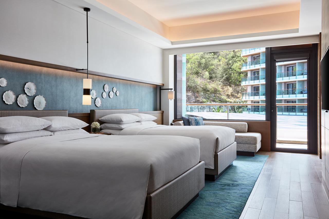 Ascott dadonghai bay. JW Marriott Hotel Sanya Dadonghai Bay 5*. Харман отель Санья. Harman Hotel Sanya 5 номера. JW Marriott Hotel Sanya Dadonghai Bay 5* пляж.