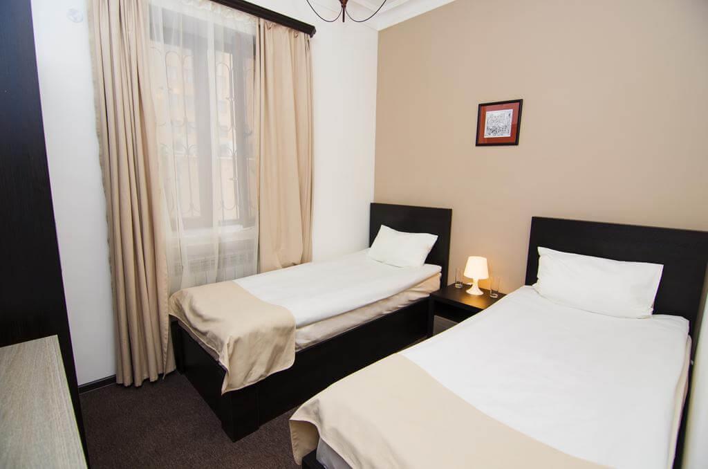 Гостевой дом city center. City Centre Hotel Yerevan by Picnic 3*. In City Hotel 4 Ереван. Median Hotel City Center Yerevan. Отель в центре Габрово.